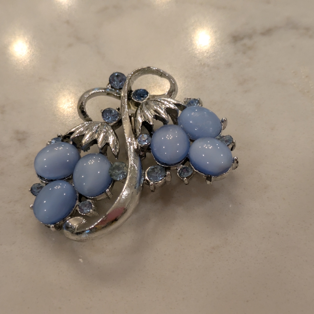 Vintage Blue Grape Brooch With Moonglow Thermostat And Rhinestone On The Silver